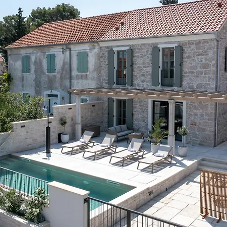 Villa Heritage Francheza-elegant Stone Near The Beach, Pasman Island , Ugrinic