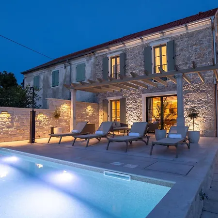 Villa Heritage Francheza-elegant Stone Near The Beach, Pasman Island , Ugrinic *