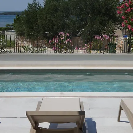 Villa Heritage Francheza-elegant Stone Near The Beach, Pasman Island , Ugrinic