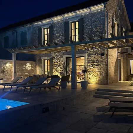 Villa Heritage Francheza-elegant Stone Near The Beach, Pasman Island , Ugrinic *