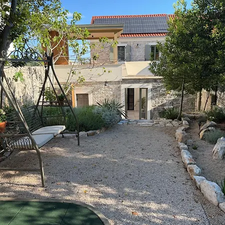 Villa Heritage Francheza-elegant Stone Near The Beach, Pasman Island , Ugrinic