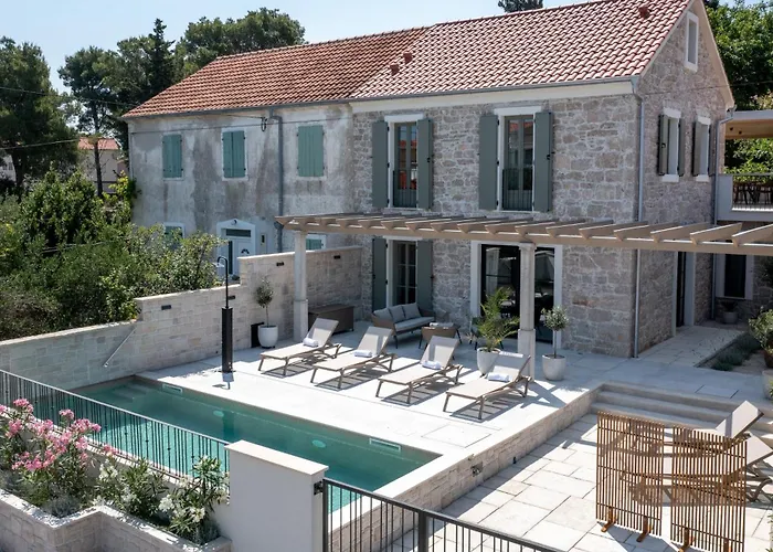 Villa Heritage Francheza-elegant Stone Near The Beach, Pasman Island , Ugrinic