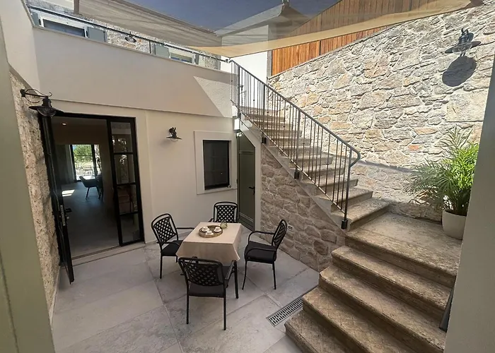 Villa Heritage Francheza-elegant Stone Near The Beach, Pasman Island , Ugrinic *